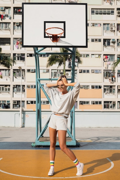 mulher posando na quadra de basquete na cidade de Hong Kong