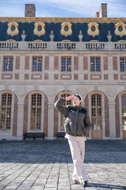 Mulher posando no Palácio de Versalhes ao ar livre em Paris França