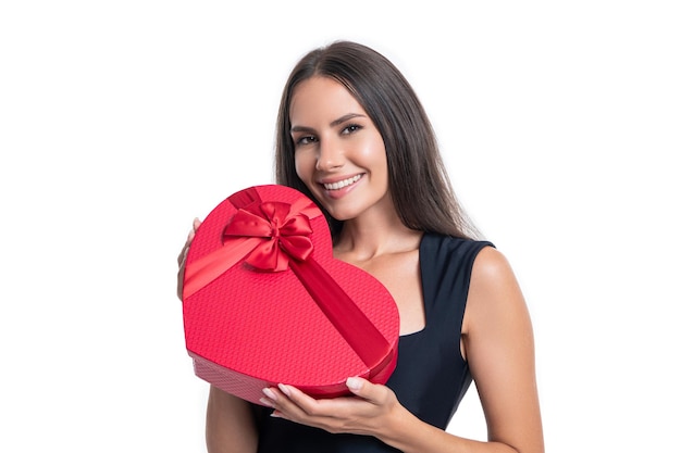 Foto mulher positiva dos namorados com presente no estúdio mulher dos namorados com presente no fundo