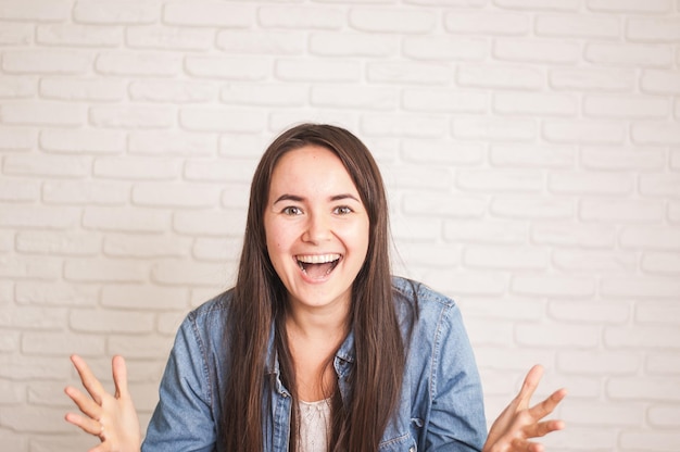 mulher positiva sorrindo em um fundo claro