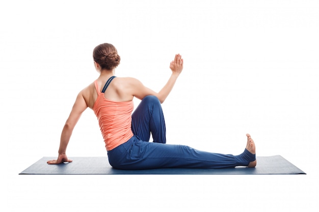 mulher pratica yoga asana Marichyasana C