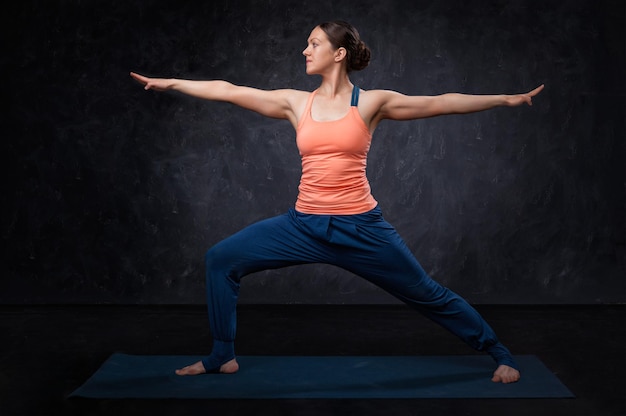 Mulher pratica yoga asana utthita Virabhadrasana