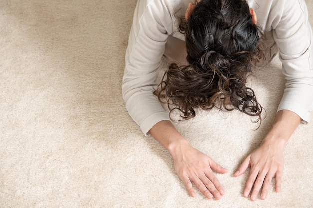 Mulher praticando ioga com espaço de cópia