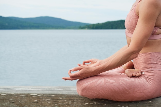 Mulher praticando ioga meditação na natureza