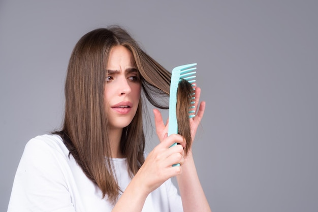 Mulher preocupada com problema de queda de cabelo