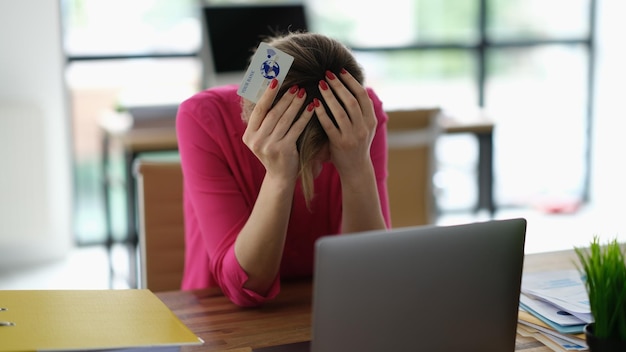 Mulher preocupada com problemas para fazer compras online usando cartão de crédito e laptop