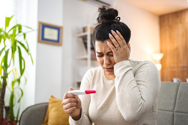 Mulher preocupada depois de fazer um teste de gravidez