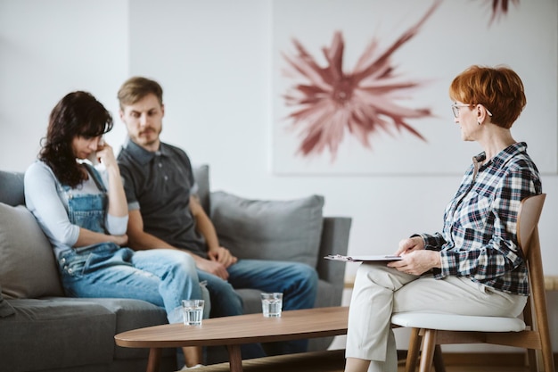 Mulher preocupada em psicoterapia