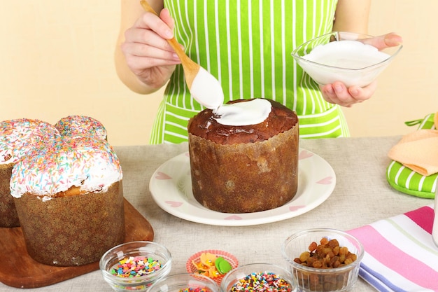 Mulher preparando bolo de Páscoa na cozinha