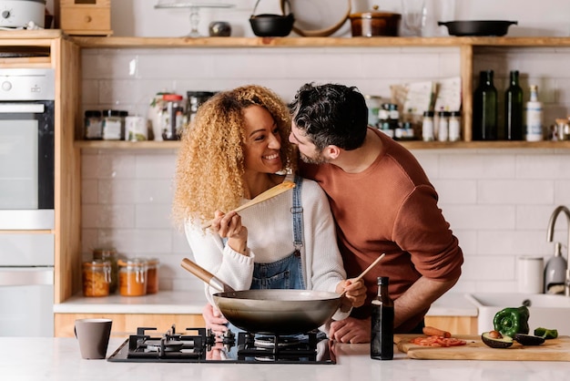 Foto mulher preparando comida na cozinha em casa