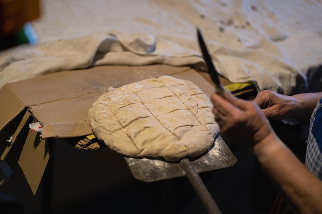 Mulher preparando e cortando pão