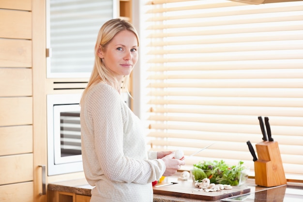 Mulher preparando legumes para o almoço