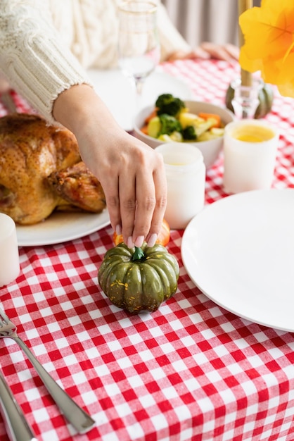 Mulher preparando o jantar de ação de graças na decoração da cozinha em casa