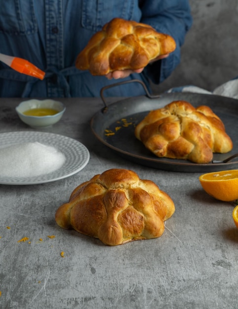 Mulher preparando pão pan de muertos dos mortos para o dia mexicano dos mortos