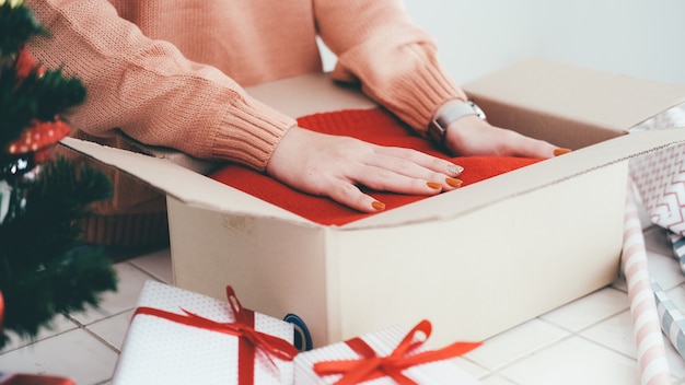 Mulher preparando presentes para o natal e ano novo.