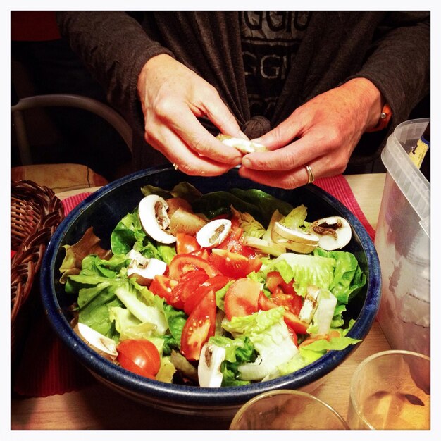 Foto mulher preparando salada na cozinha