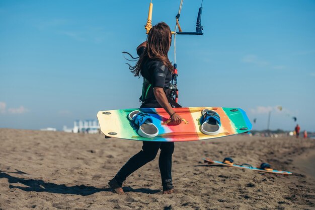 Mulher preparando sua pipa para kitesurf