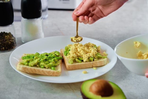 Mulher preparando torradas com abacate Comida saudável e conceito de dieta Produto orgânico