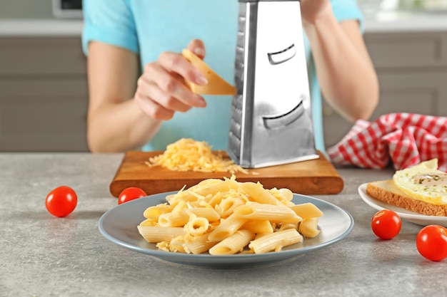 Mulher preparando um jantar saboroso na mesa na cozinha Cozinhando para um conceito