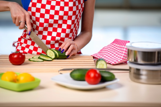 Mulher, preparar, salada, cozinha