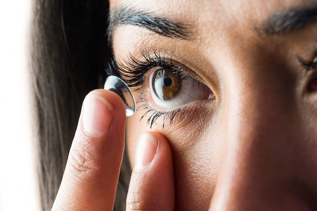 Mulher prestes a inserir suas lentes de contato