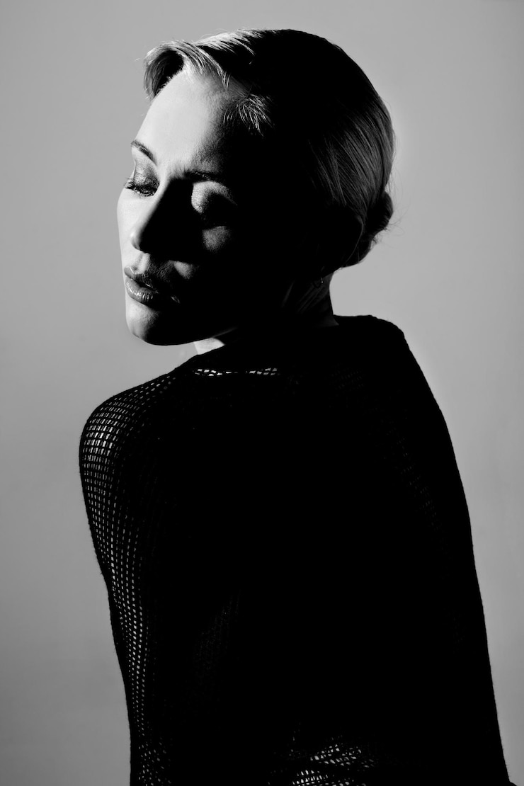 Foto mulher preto e branco no estúdio para moda retrô ou estética clássica por fundo cinza com beleza menina modelo isolada e roupas com juventude de estilo vintage e pose com pensamento com idéias