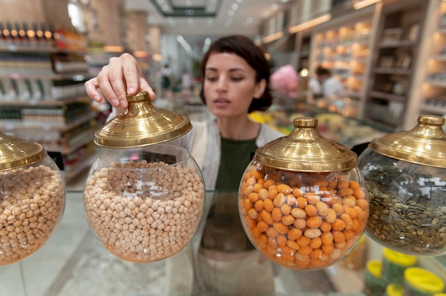 Foto mulher procurando guloseimas diferentes em um produtor local