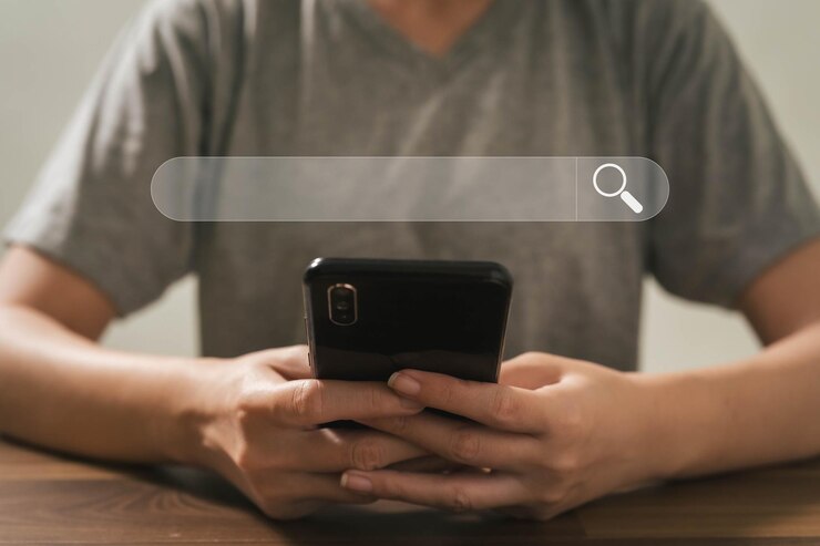 Foto mulher procurando informações de negócios no celular