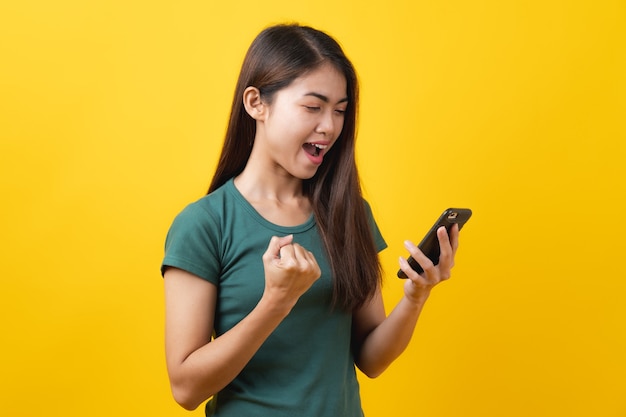 Mulher procurando massagem no celular e feliz com as novidades