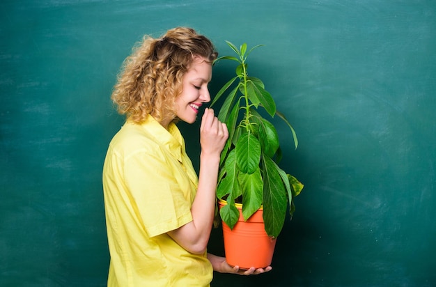 Mulher professora de árvore da vida de óculos na aula de biologia escola natureza estudo estudante feliz com planta no quadro-negro educação ambiental árvore do conhecimento escola aprendendo ecologia