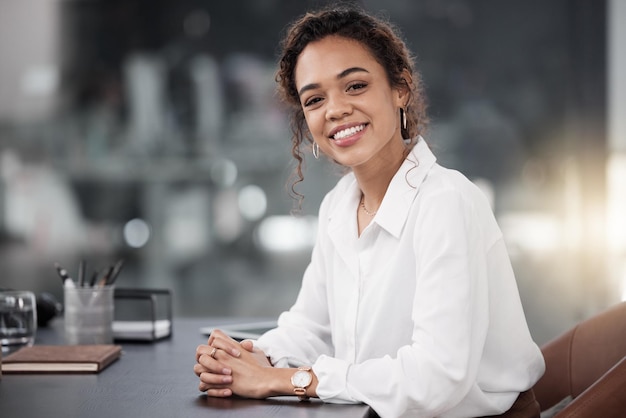 Foto mulher profissional sorri e confiante no assistente de administração de retratos no escritório com sucesso e mentalidade de negócios mulher corporativa em missão de carreira de administrador e ambição no local de trabalho