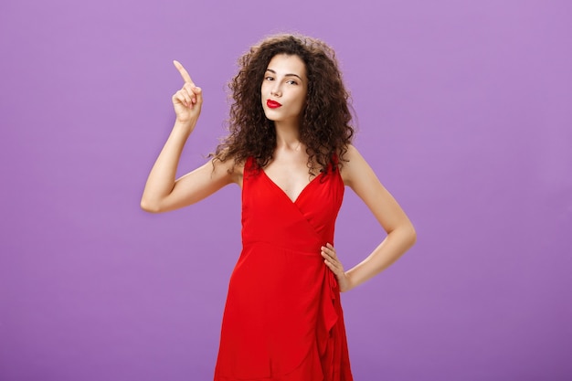 Mulher pronta para brilhar na pista de dança com vestido vermelho elegante com maquiagem sensual e penteado encaracolado poi ...