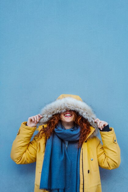 Foto mulher, protegendo-se com capuz das chuvas de inverno