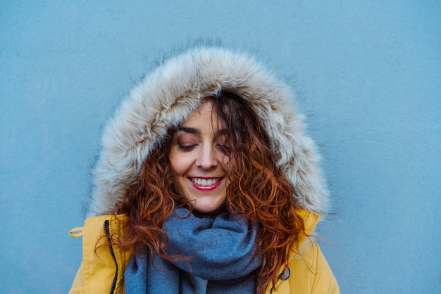 Mulher, protegendo-se com capuz das chuvas de inverno