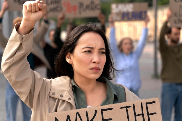 Foto mulher protestando por causa do aquecimento global