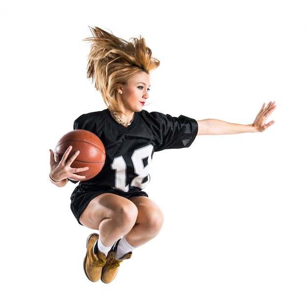 Mulher pulando e jogando basquete