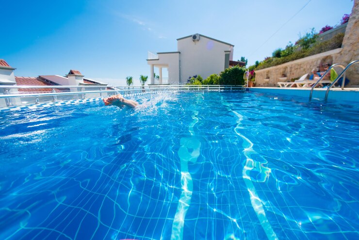 Foto mulher pulando na piscina