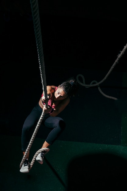 Foto mulher puxando corda