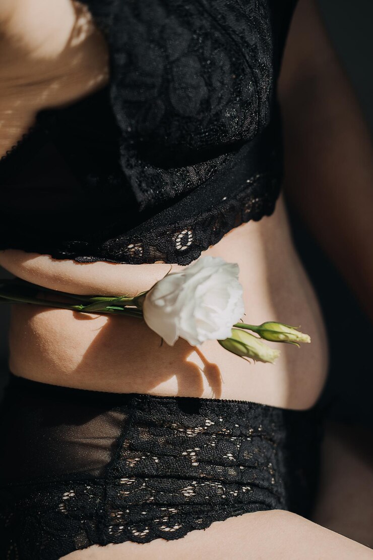 Foto mulher que ama a si mesma com flor branca no corpo mulher irreconhecível com corpo real