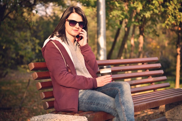 Mulher que fala no telefone