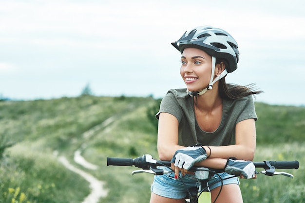 Mulher que faz mountain bike com gordura aproveita as férias de verão de perto