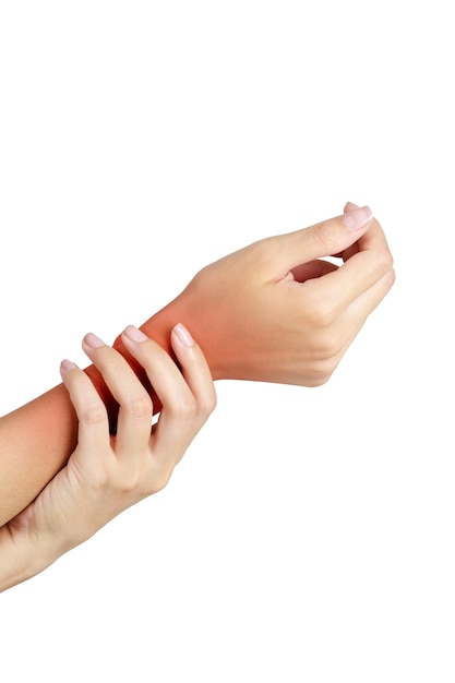 Mulher que guarda seu pulso com destaque vermelho na área da dor isolada no fundo branco.