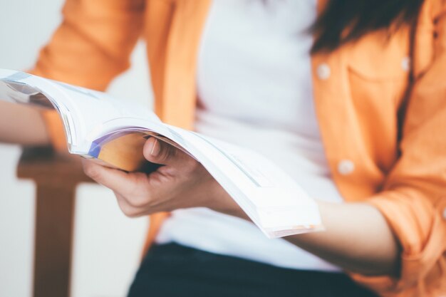 Foto mulher que lê um livro. educação, aprendizagem acadêmica e aprendizagem e conceito de exame.