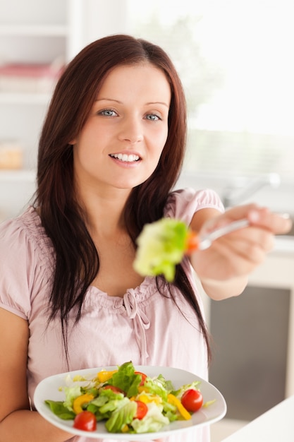 Mulher que oferece salada