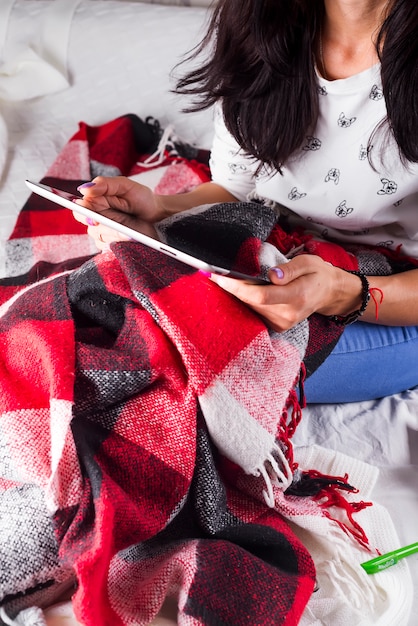 Foto mulher que relaxa e que usa o tablet pc digital na cama em casa. comunicação e tecnologia