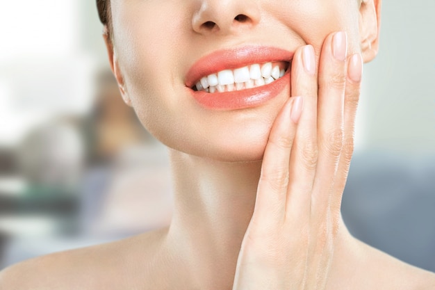 Mulher que sofre de dor de dente