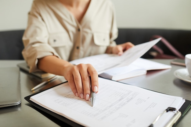 Mulher que trabalha com relatório financeiro