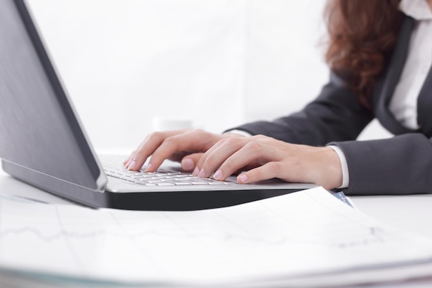 Mulher que trabalha em casa escritório mão no teclado close-up