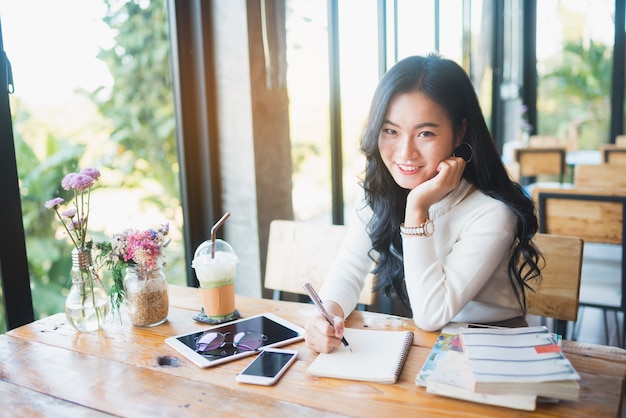 mulher que trabalha na mesa no café