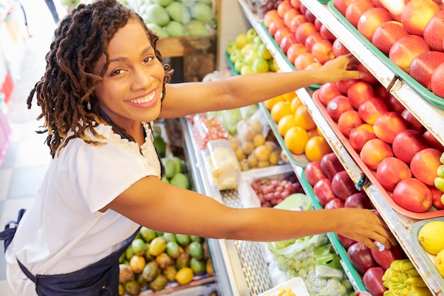 Mulher que trabalha no departamento de frutas